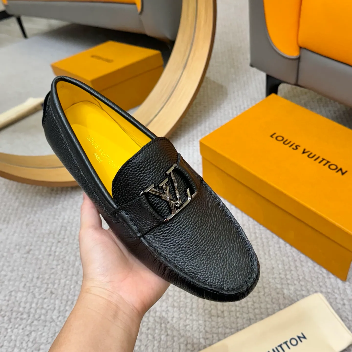 Men's men's shoes 💰420 (Yangli) LV 2⃣️0⃣️2⃣️5️⃣Spring and summer counter GLORIA series models ✈️Original factory special leather production, original last type. A classic driving slip-on casual shoe that shows an elegant style with exquisite craftsmanship details such as Monogram embossing all over the upper🌀Italian imported calfskin fabric Sheepskin foot pads➕Inside～Private mold replica sole Unique style Comfortable driving slip-on Size: 4-12 (38-46) Comes with [Counter packaging: original box, wrapping paper, card, instruction manual, shoehorn, cloth bag] No pressure to enter and leave the counter!